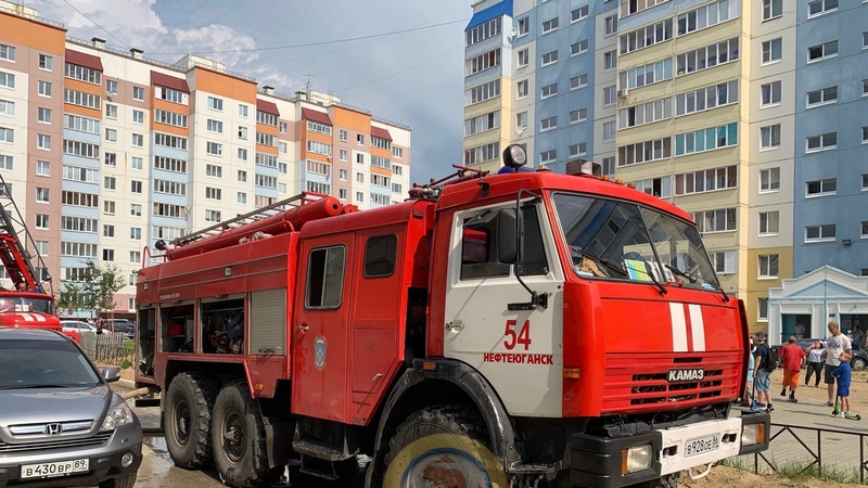 Из горящего дома в Нефтеюганске эвакуировались 27 человек
