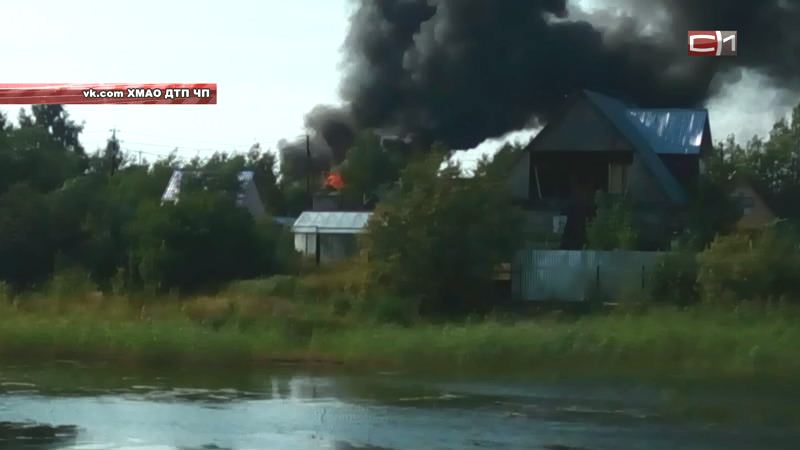 Пожарные от жары падали в обморок: в Сургуте сгорело два дачных дома