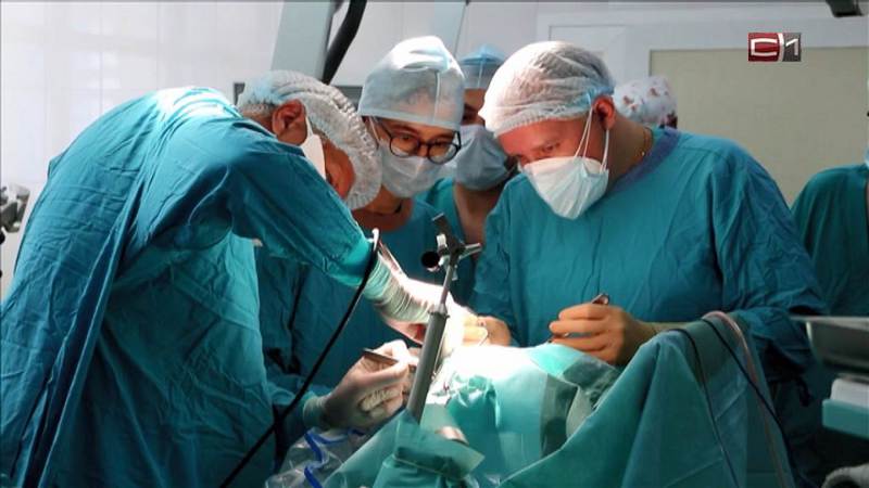 Главный нейрохирург России прооперировал в Тюмени девочку с эпилепсией 
