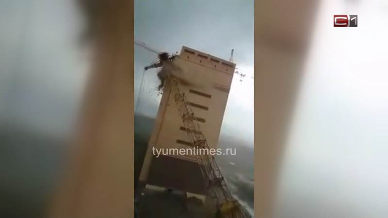 В Тюмени сильный ветер повалил два башенных крана