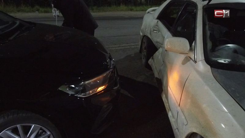 В Сургуте водитель на «Тойоте» врезался в стоящие на светофоре машины