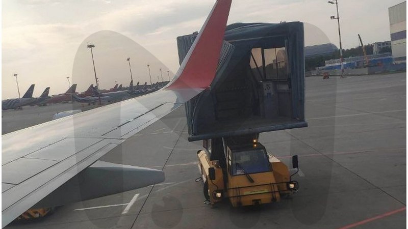 Самолет Тюмень-Москва столкнулся с трапом в аэропорту Шереметьево