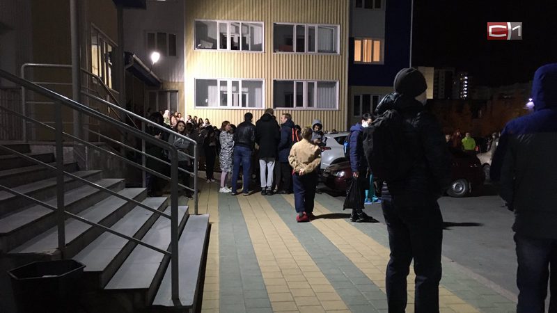 В Сургуте эвакуировали студенческое общежитие из-за угрозы пожара