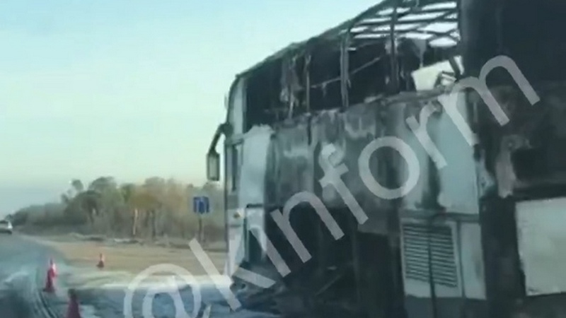 Вахтовый автобус загорелся на трассе в Сургутском районе
