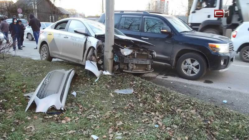 В Сургуте такси Яндекса попало в серьезную аварию