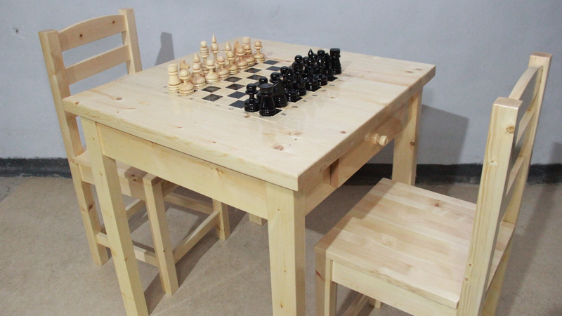 Осужденные в колонии изготавливают шахматные столы для школ Сургута