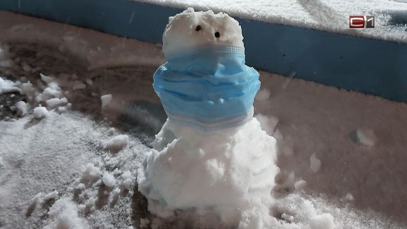 В Сургуте появились первые снеговики — один другого краше. ФОТО