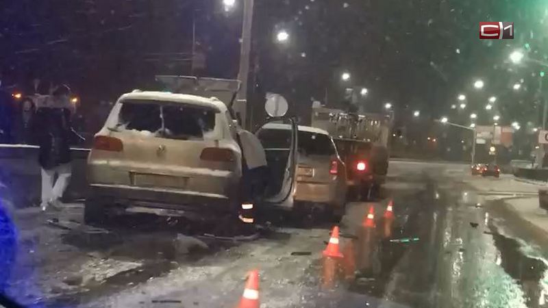 Сургутянка на «Фольксвагене» устроила массовую аварию на светофоре