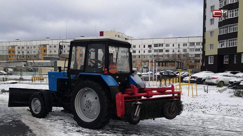 Коммунальщики Сургута вышли на уборку снега с дорог и тротуаров. ВИДЕО
