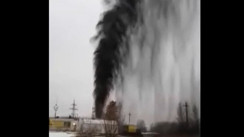 Черный фонтан забил на месторождении «Роснефти» в Югре. ВИДЕО