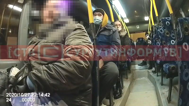 Полицейским аплодировали. Видео задержания в автобусе сургутянки без маски