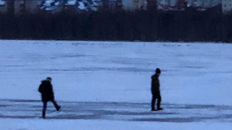 Трагедии не избежать? В Нижневартовске дети гуляют по тонкому льду