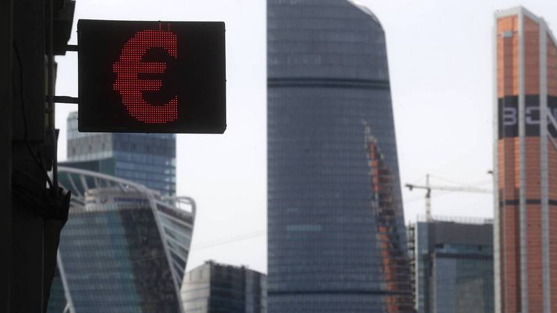 Курс евро превысил отметку в 94 рубля впервые с 2014 года