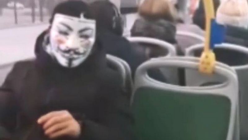 Тюменец пытался проехать в автобусе в карнавальной маске