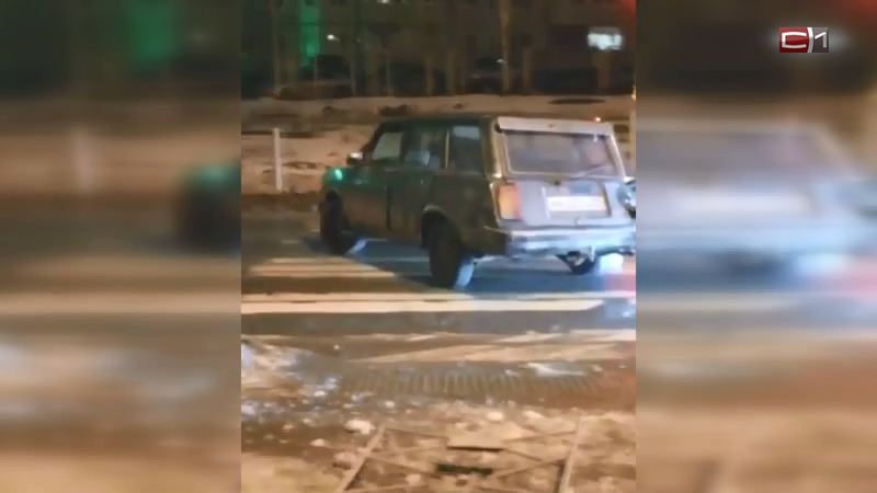 В Югре пьяный водитель снес светофор на, вероятно, угнанной машине. ВИДЕО