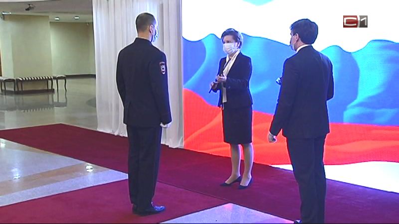Наталья Комарова поздравила югорских полицейских и вручила им награды