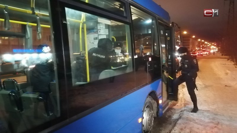 Дебошира, грозившего захватить автобус в Сургуте, проверят на адекватность