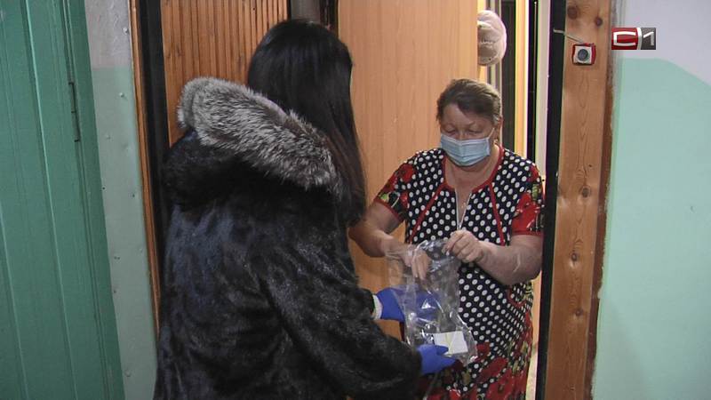 Сотрудники сургутского кардиоцентра после работы доставляют лекарства на дом