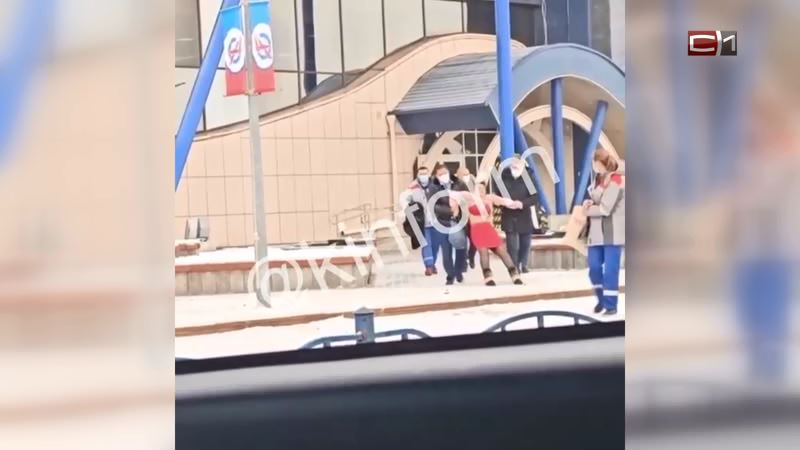 «Я в беде!» Полураздетая женщина устроила скандал в аэропорту Сургута. ВИДЕО