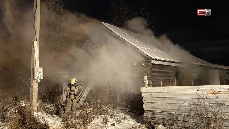 В Сургуте случился пожар в доме двух инвалидов. ВИДЕО