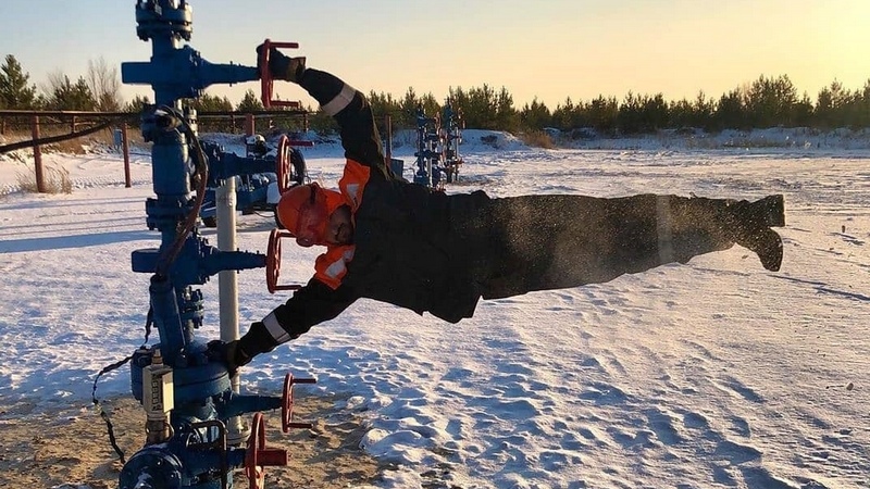 Нефтяник Сургутнефтегаза сделал гимнастический трюк на месторождении