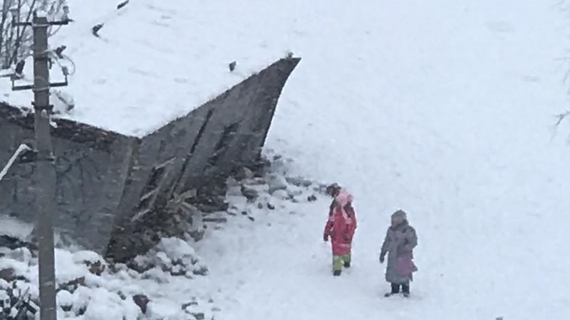 Снести забыли. В Сургуте дети гуляют рядом с полуразвалившимися домами