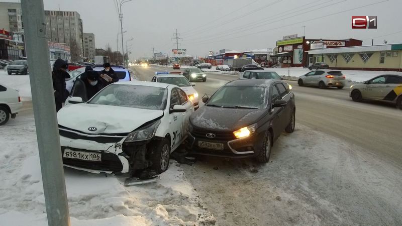 Аварийное утро в Сургуте: водитель не убедился в безопасности маневра