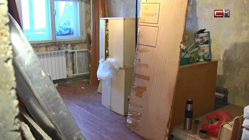 Работа закипела. Активисты начали ремонт в квартире сургутской пенсионерки