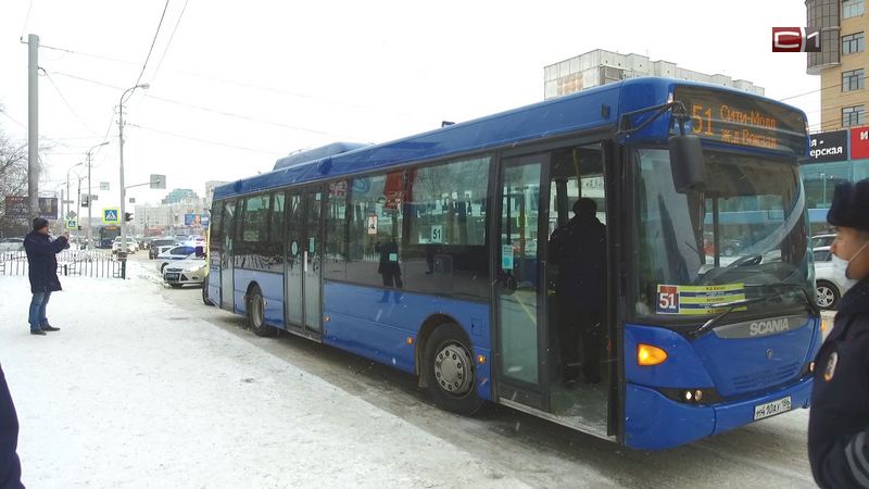 Автобус потащил за собой: появилось видео гибели пожилой сургутянки