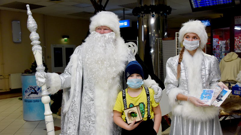 В аэропорту Ханты-Мансийска прилетающих встречают Дед Мороз и Снегурочка