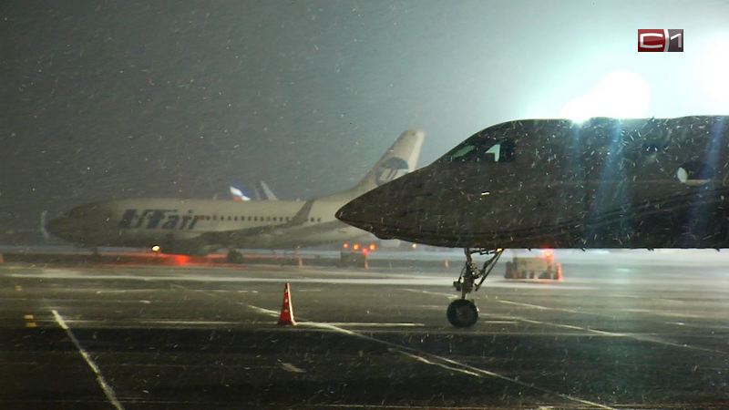 В сургутском аэропорту задержали два рейса из-за сильного снегопада