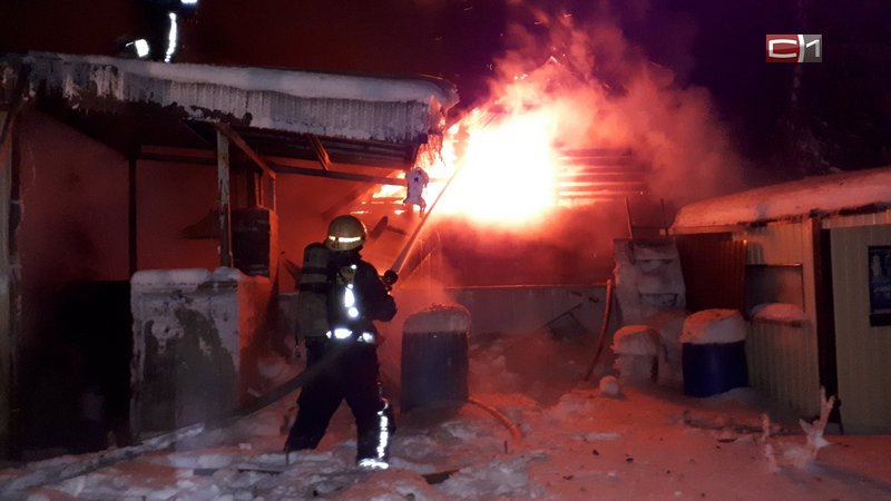 Под Сургутом горит дачный дом. В огне погибли две женщины