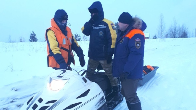 В Югре под лед ушли три снегохода с людьми