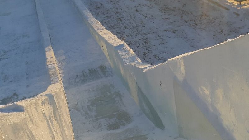 Дыры, щели и опасные стыки нашли жители Ханты-Мансийска в ледовом городке