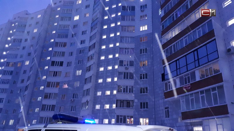 В Сургуте с 13 этажа выпала молодая девушка