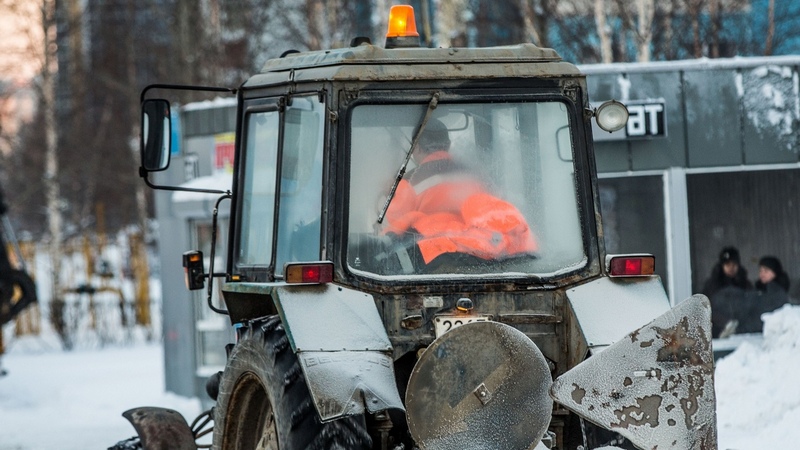 Коммунальщики Сургута борются с гололедицей на дорогах и тротуарах