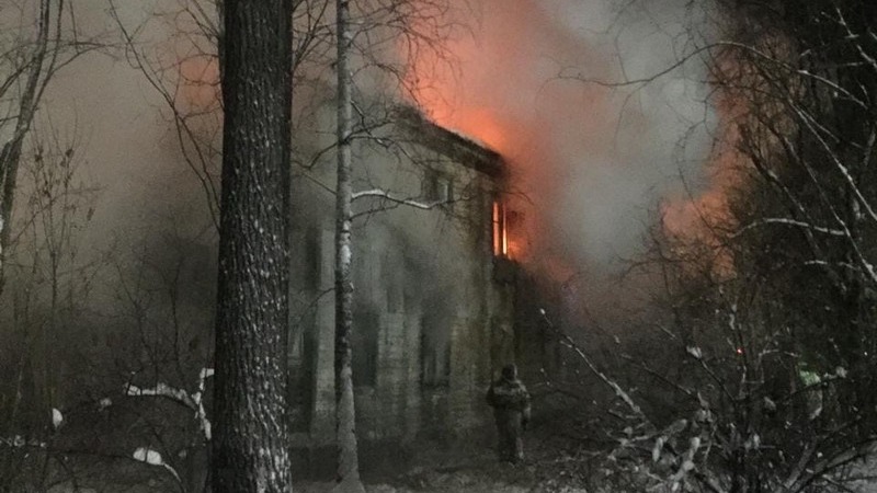 В Югре 5 человек пострадали при пожаре в двухэтажном доме