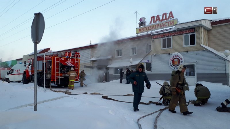  В Сургуте огнеборцы предотвратили взрыв газовых баллонов в гаражном комплексе