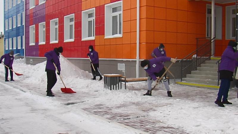 В Сургутском районе волонтеры помогают расчищать снег на соцобъектах