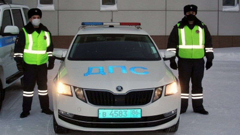 Югорские полицейские спасли замерзающего на трассе жителя Тюмени