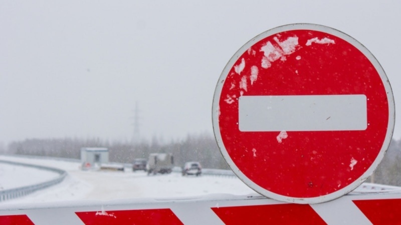 Из-за снегопада на некоторых дорогах Югры ограничили движение
