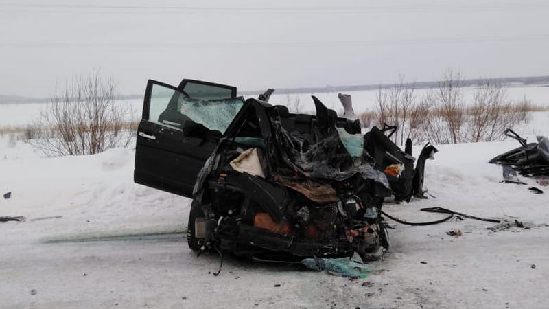 В Югре водитель легковушки погиб, врезавшись в снегоуборочную технику