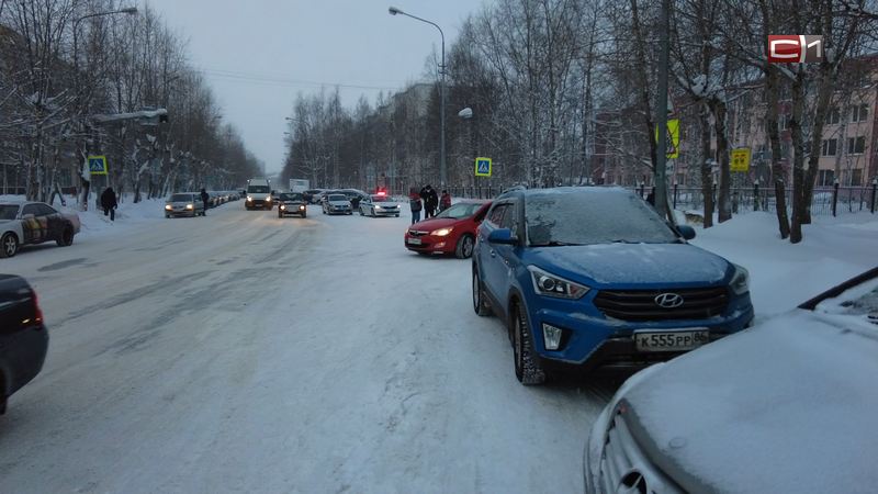 Женщина попала под колеса авто возле одной из школ Сургута