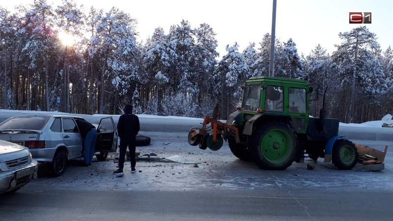 Пробка на дороге из-за тройного ДТП в Сургуте: дважды досталось трактору. ФОТО