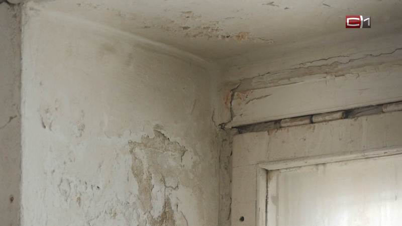 В Сургутском районе жители вместо ремонта получили холод и трещины на потолке