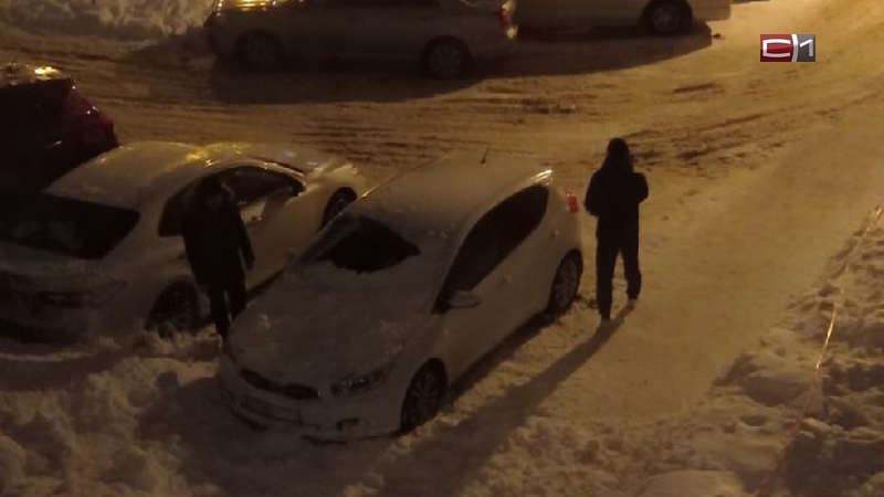 «Только хамят!» В Ханты-Мансийске из-за недобросовестной УК снег сходит на машины