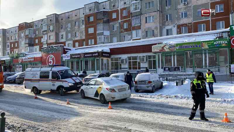 В Сургуте автомобиль с наклейками такси сбил 14-летнюю девочку