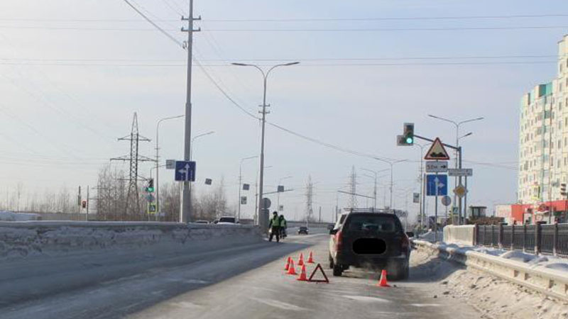 На перекрестке в Сургуте столкнулись два автомобиля