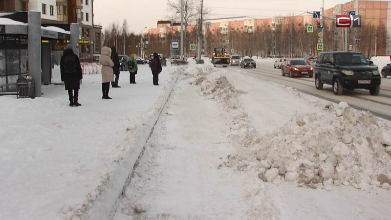 Сделали выводы: в Сургуте остановки очистят от снега и наледи