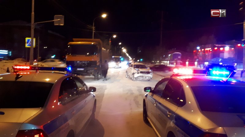 В ДТП с большегрузом на улице Кукуевицкого в Сургуте пострадала девушка